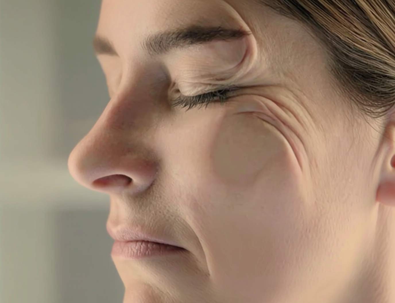 Žena s dlhými vlasmi, nejasný pohľad.