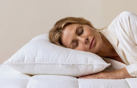 na vankúši plnenom husacím perím a páperím